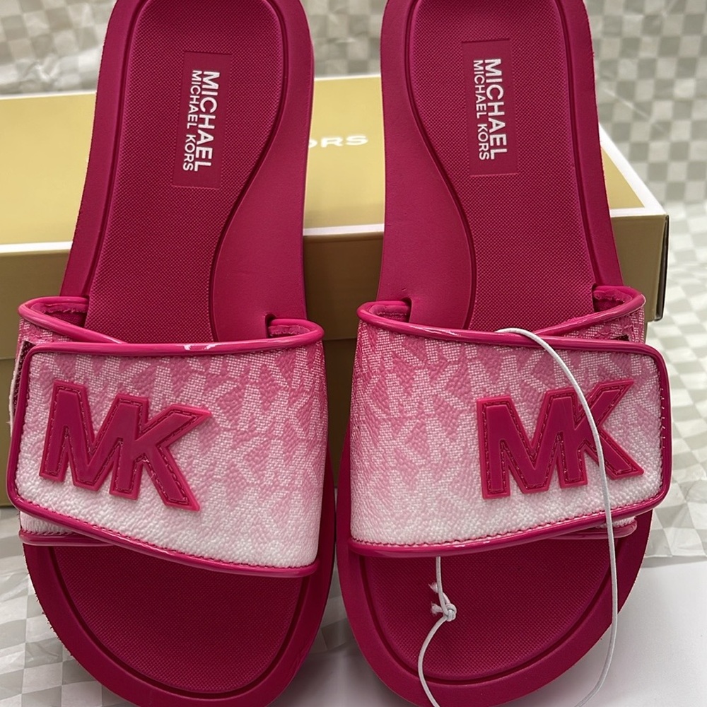 MICHAEL KORS Palmer Ombré Signature Logo Slide Sandal
Dragonfruit
NWT